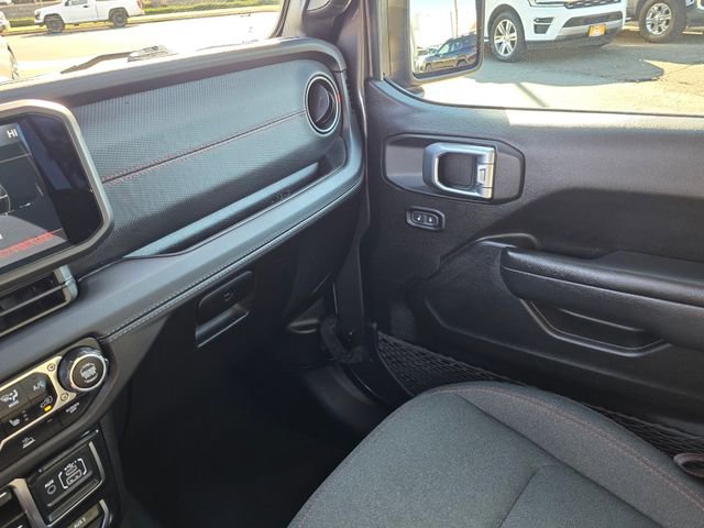 Used 2025 Jeep Wrangler Unlimited Rubicon w/ Convenience Group AWD/4WD image 40