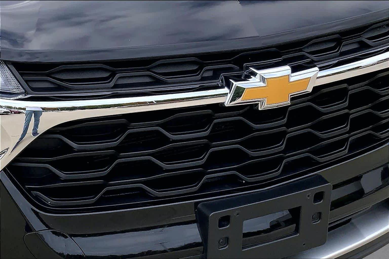 Used 2024 Chevrolet Trax LT w/ Sunroof Package FWD image 32