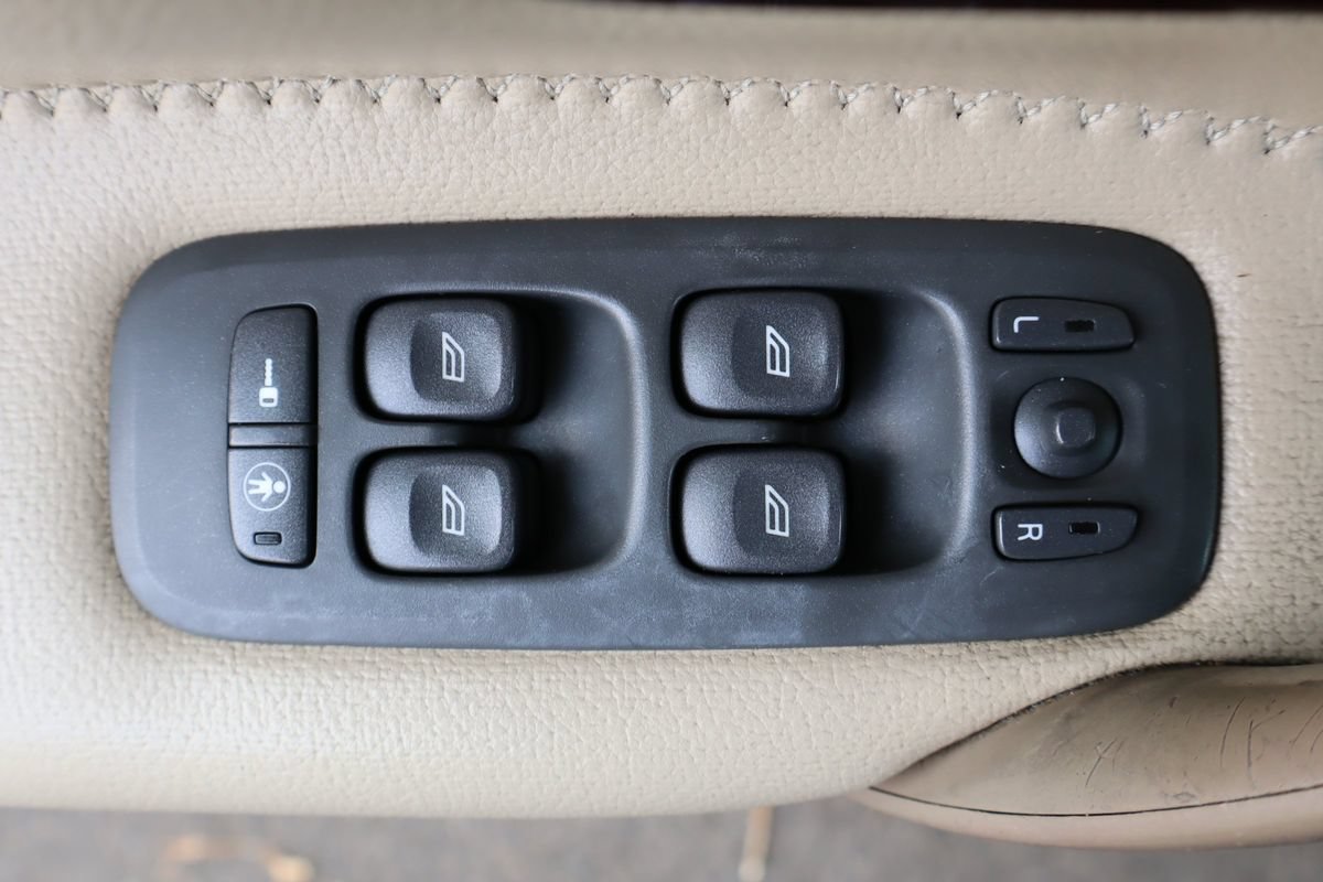 Used 2002 Volvo V70 Cross Country AWD/4WD image 27