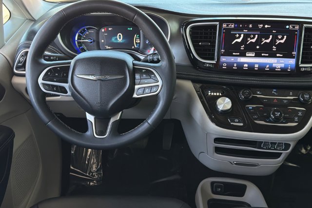 Used 2024 Chrysler Pacifica Limited FWD image 17