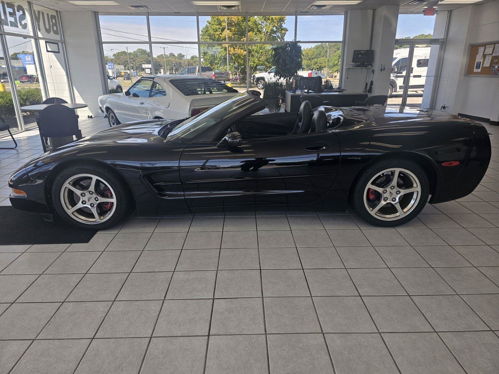 Used 2001 Chevrolet Corvette Convertible w/ Preferred Equipment Group2 RWD image 2