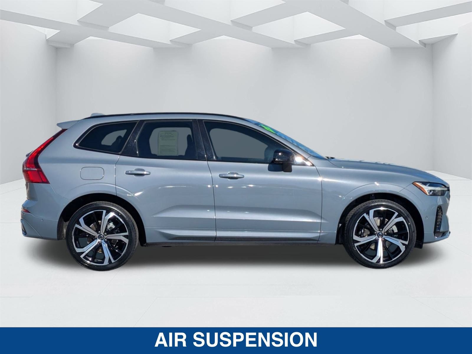 Used 2022 Volvo XC60 B5 R-Design w/ Advanced Package video 3