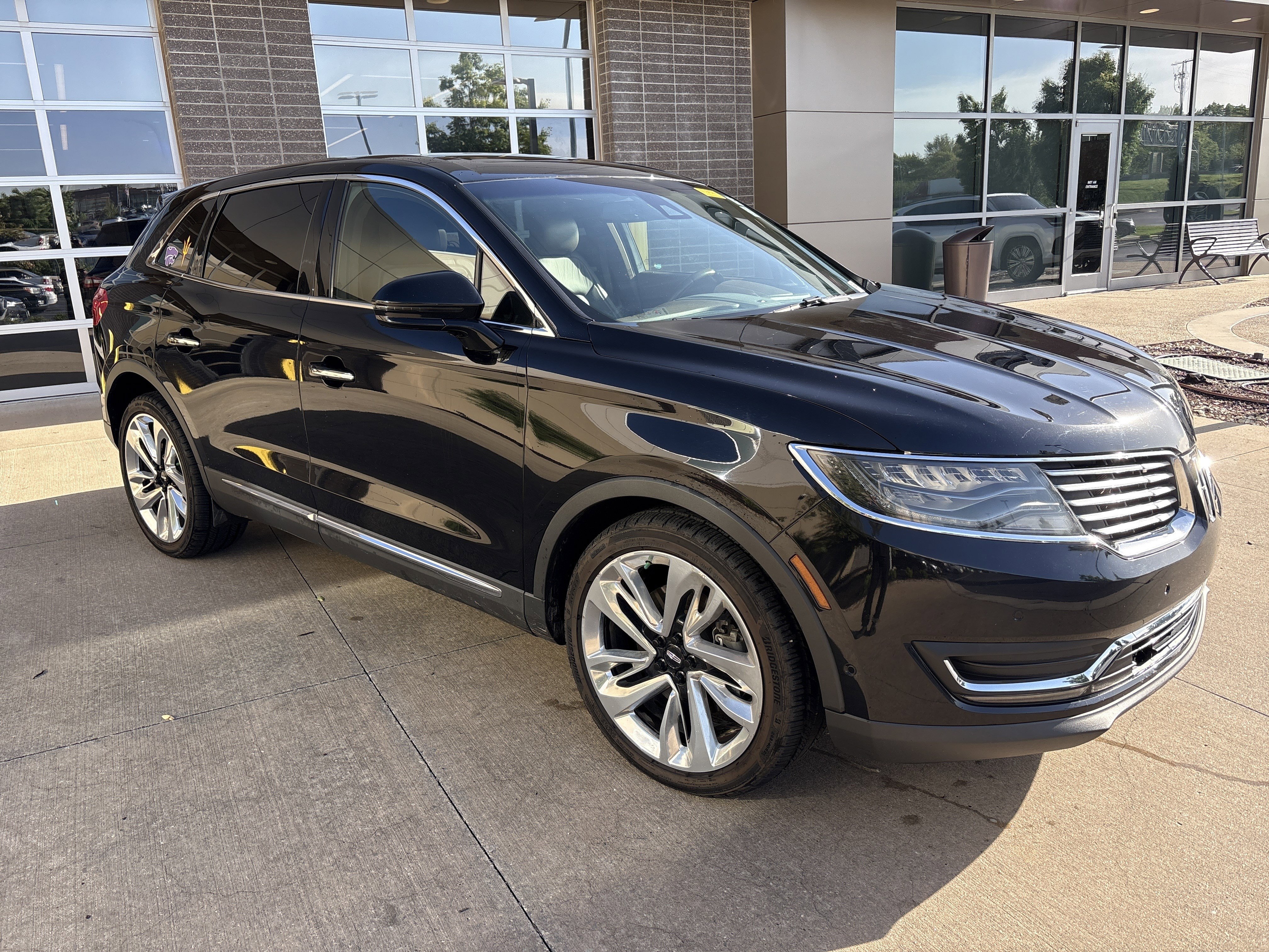 Used 2017 Lincoln MKX Reserve w/ Luxury Package AWD/4WD image 2
