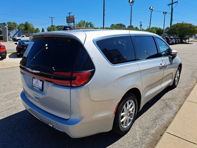 Used 2023 Chrysler Pacifica Touring-L FWD image 6