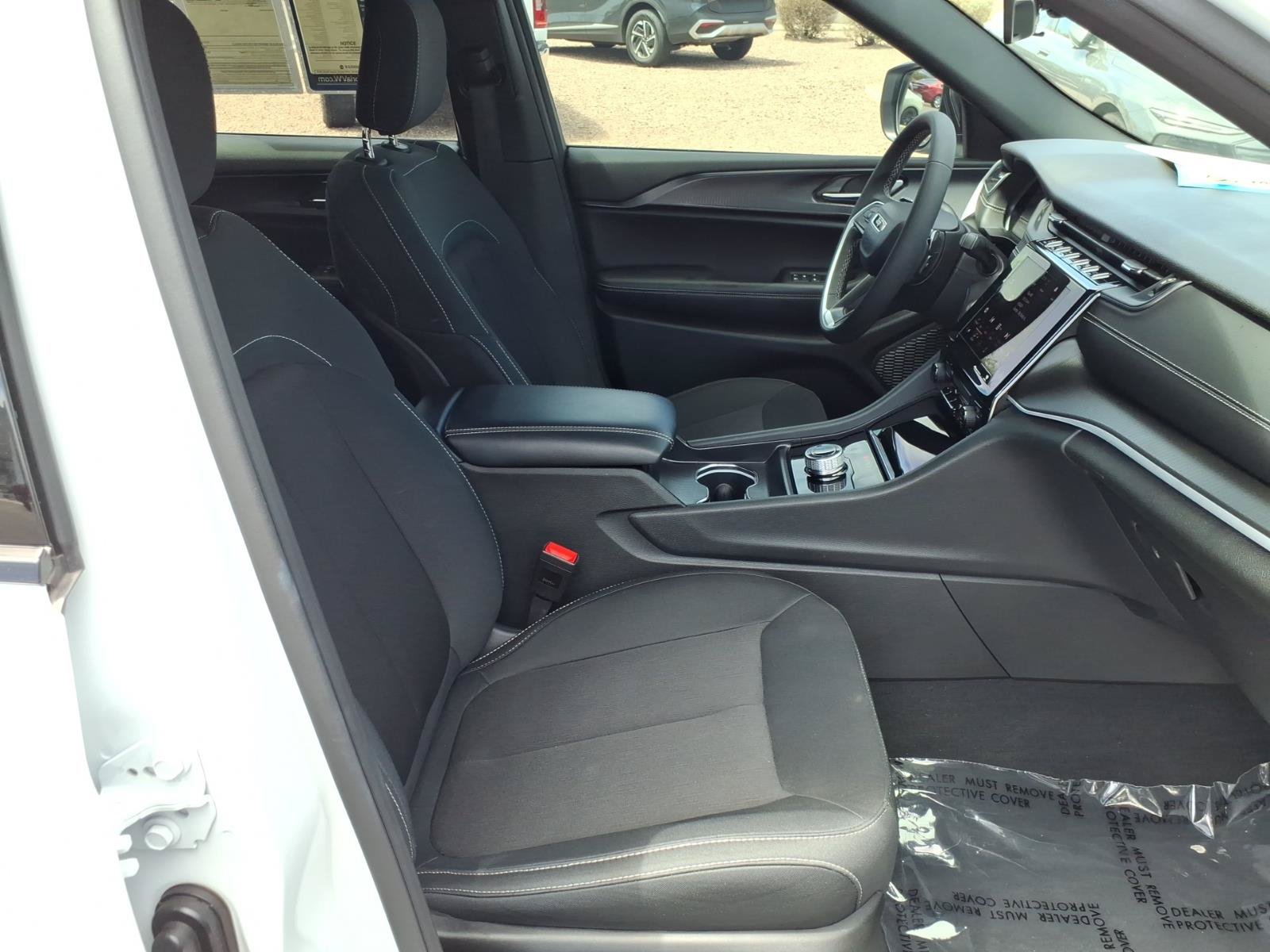Used 2025 Jeep Grand Cherokee L Laredo AWD/4WD image 10