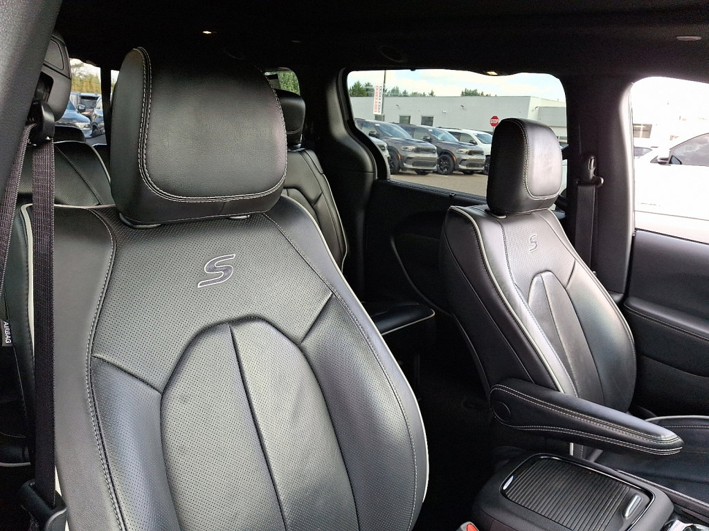 Used 2025 Chrysler Pacifica Limited image 13