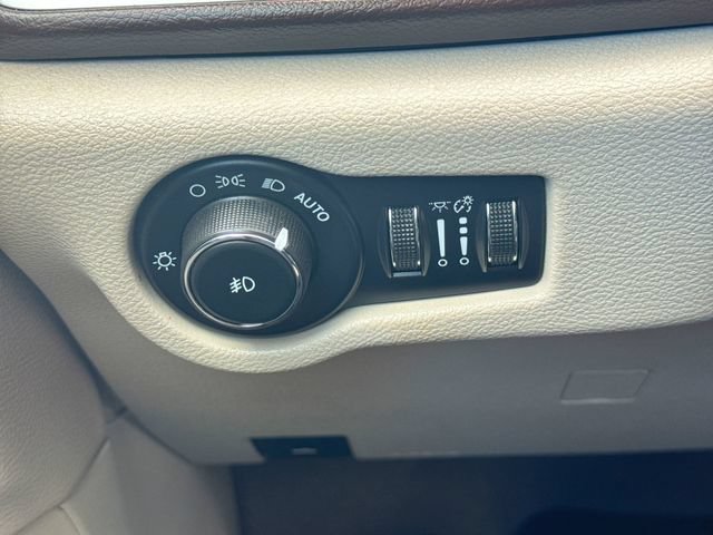 Used 2017 Chrysler Pacifica Touring-L FWD image 17