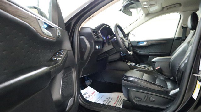 Used 2020 Ford Escape Titanium image 9