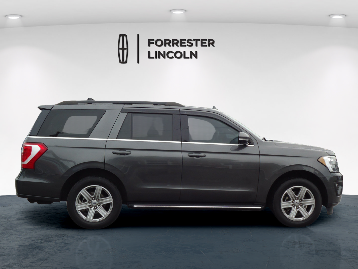 Used 2018 Ford Expedition XLT w/ Equipment Group 202A AWD/4WD image 2