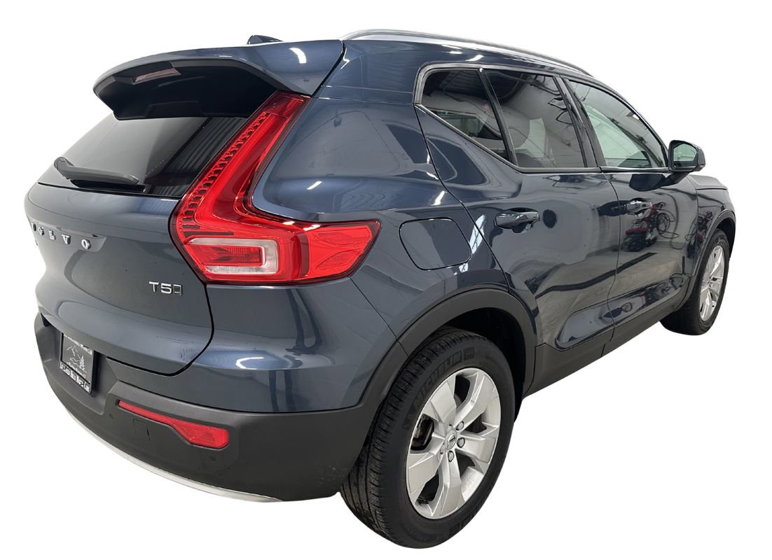 Used 2021 Volvo XC40 T5 Momentum image 4