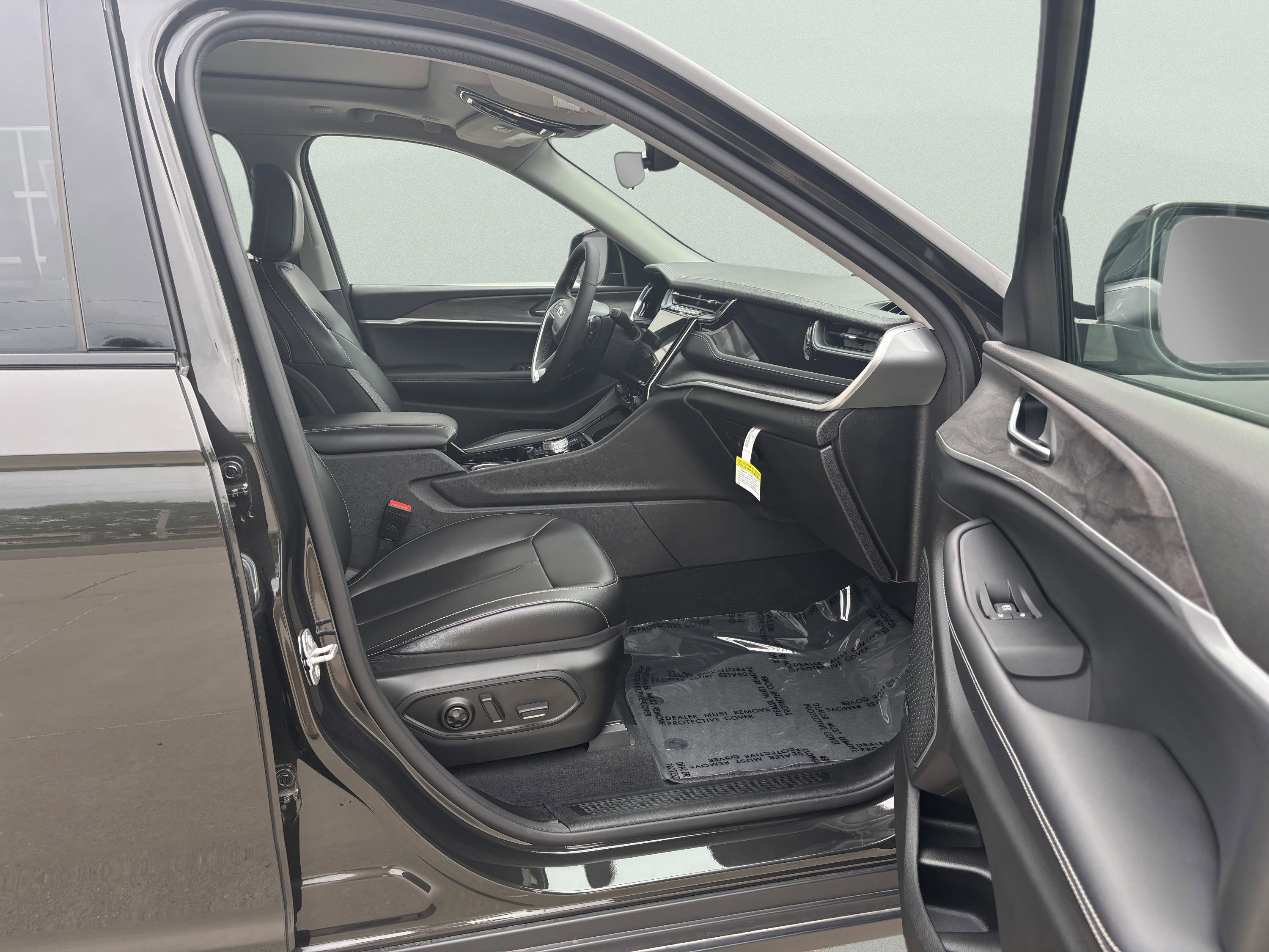 Used 2023 Jeep Grand Cherokee 4WD 4xe image 16