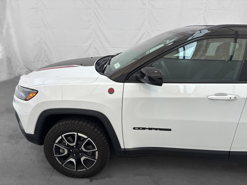 Used 2025 Jeep Compass Trailhawk AWD/4WD image 3