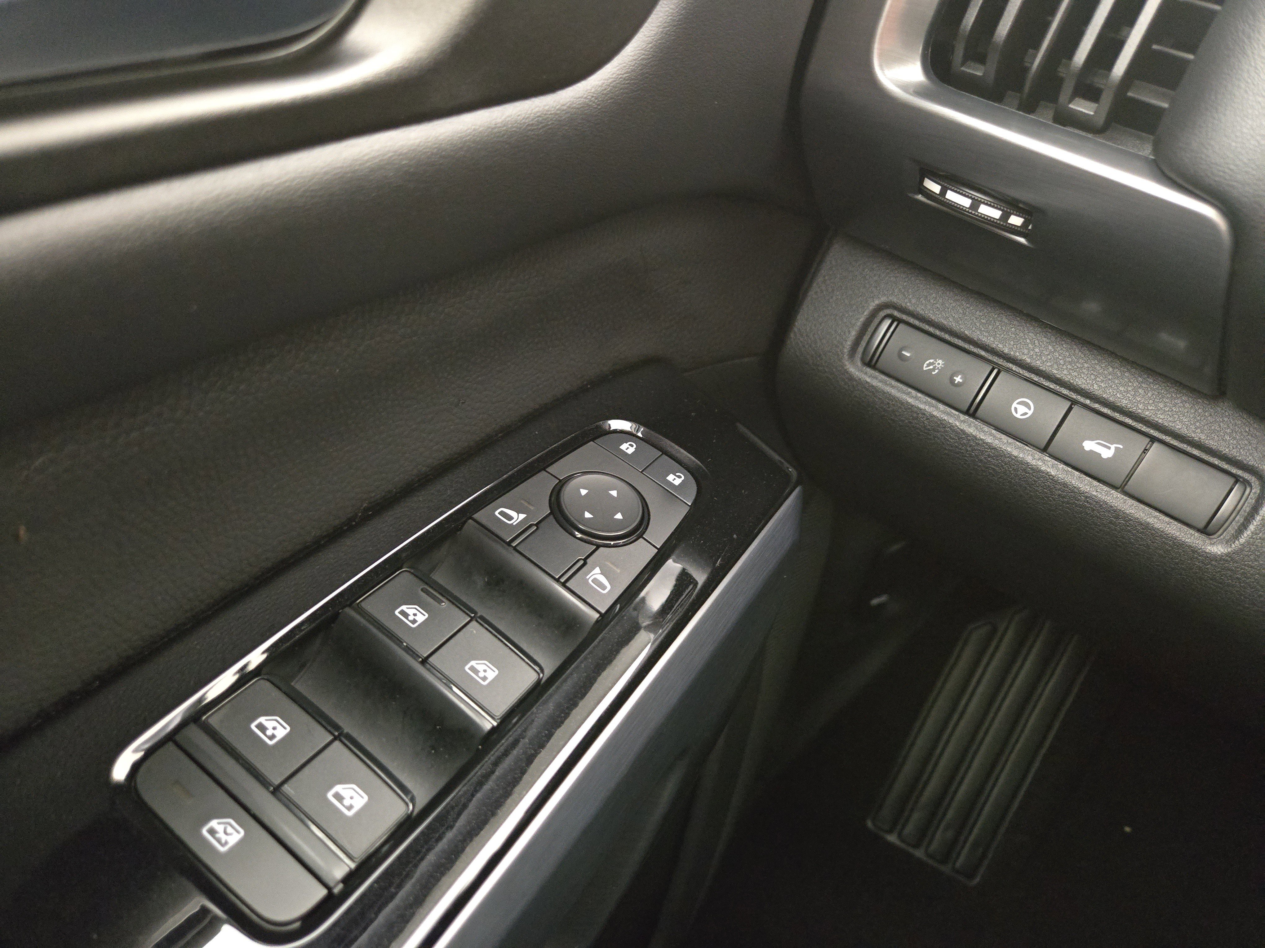 Used 2024 Nissan Pathfinder SL w/ SL Premium Package image 30