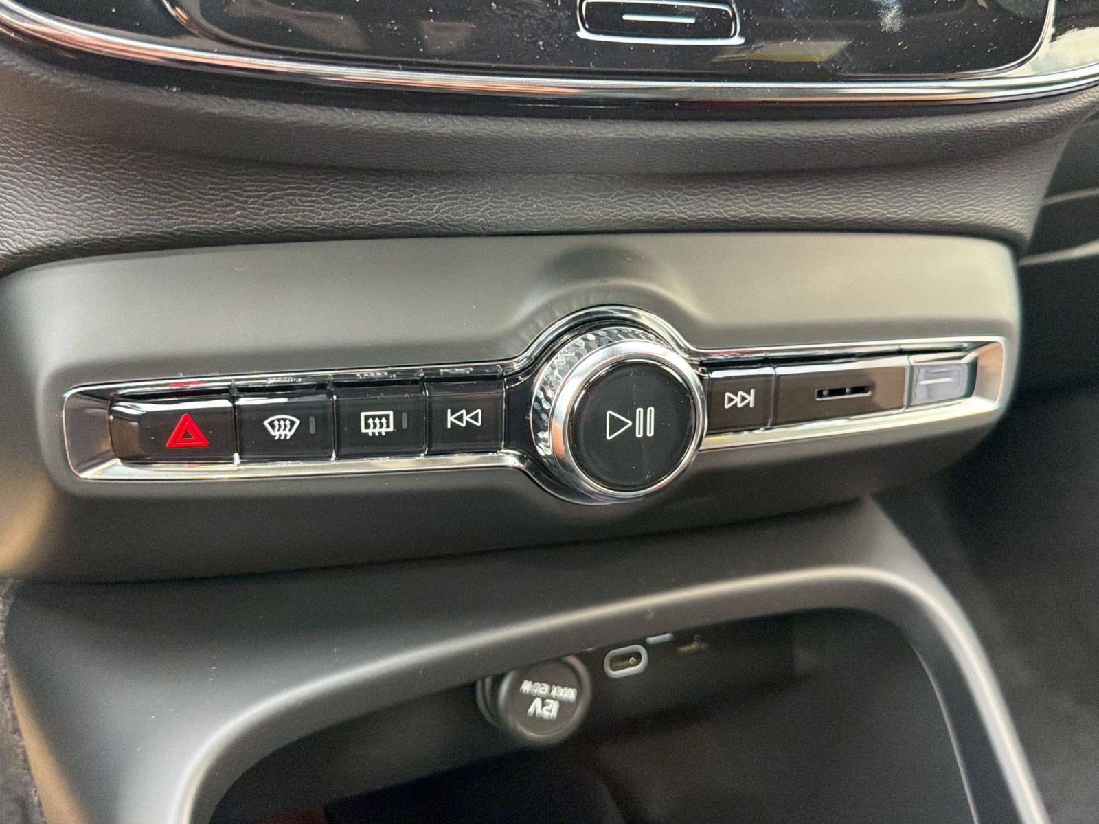 New 2026 Volvo XC40 B5 Ultra w/ Protection Package Premier AWD/4WD image 16