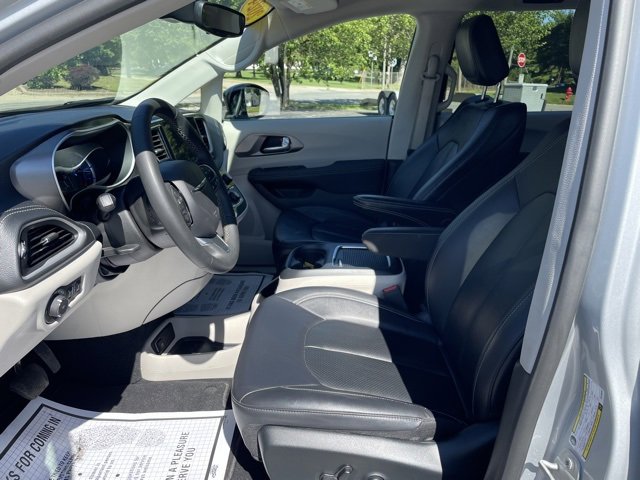 Used 2024 Chrysler Pacifica Select image 14