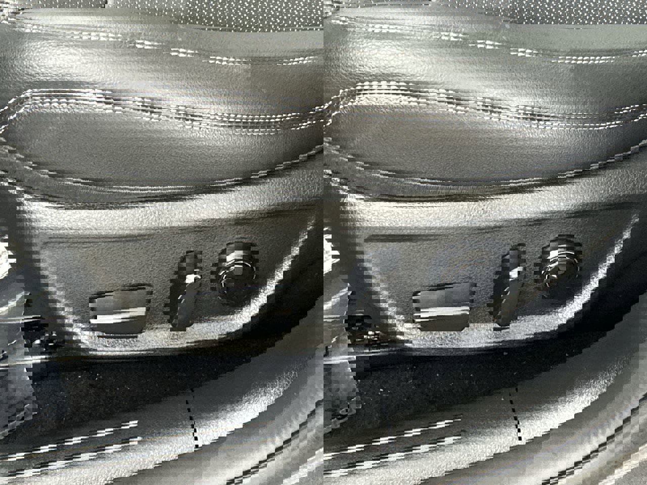 Used 2025 Genesis G70 2.5T image 19