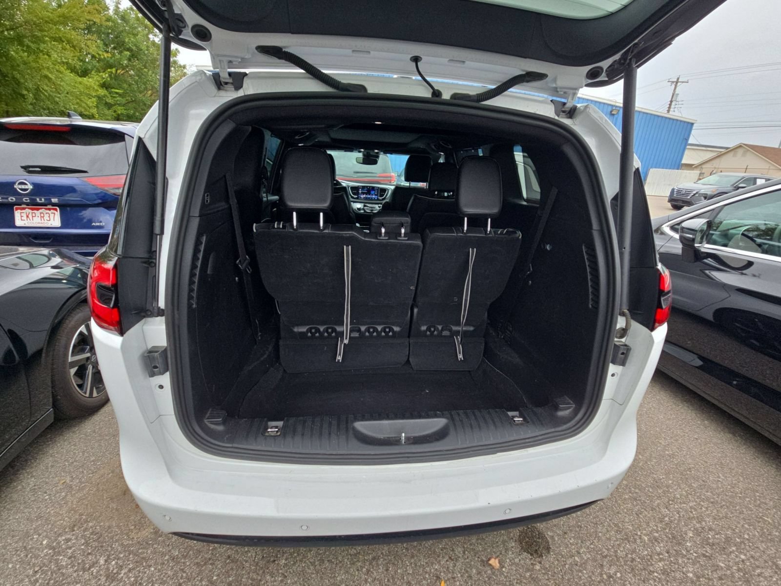 Used 2025 Chrysler Pacifica Limited FWD image 21