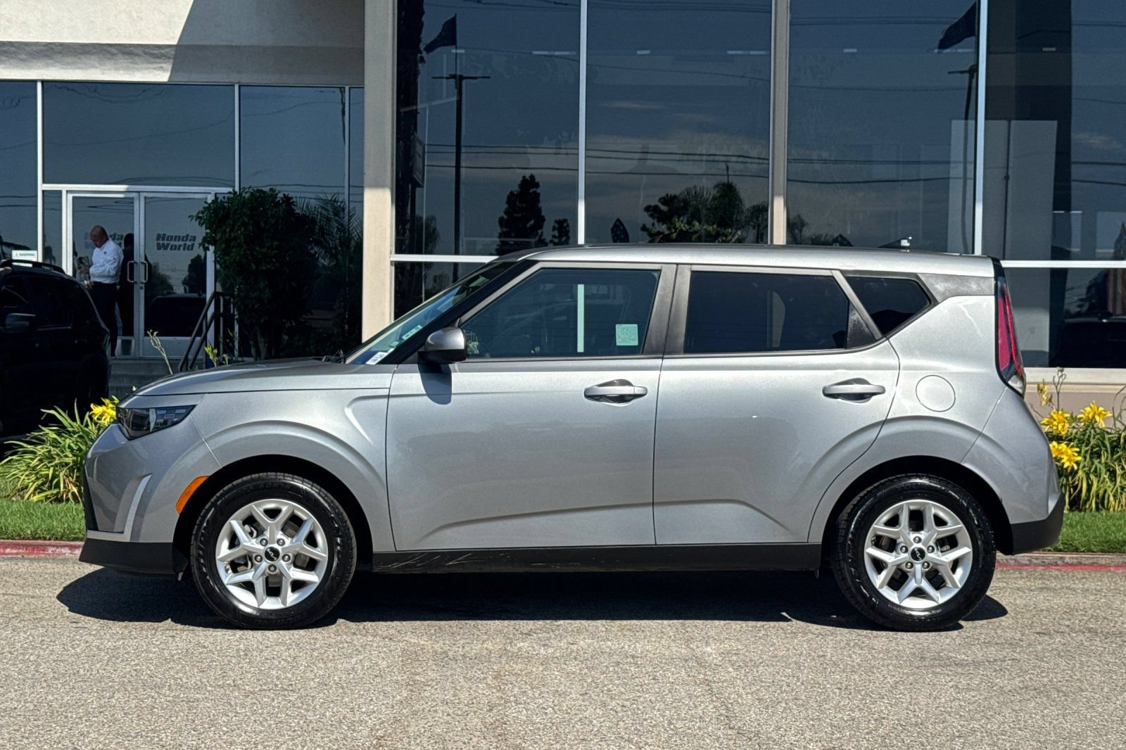 Used 2024 Kia Soul LX w/ Option Group 015 FWD image 7