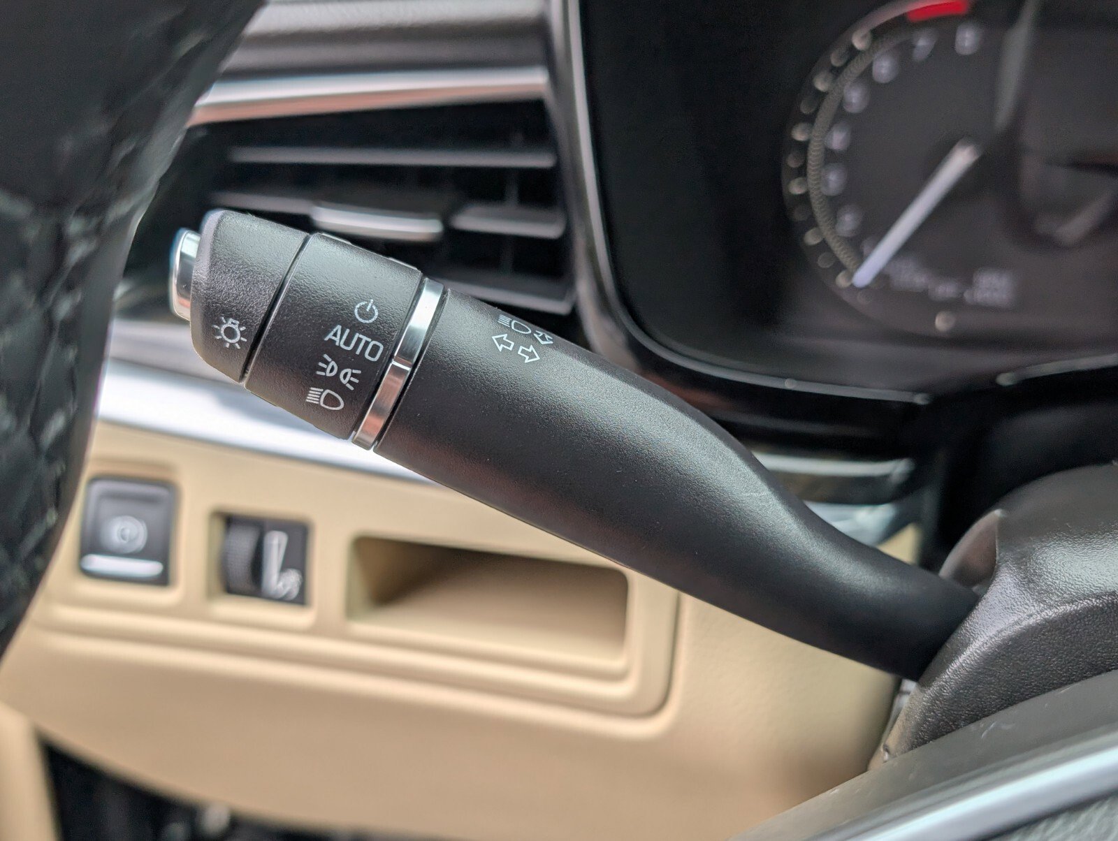 Used 2018 Cadillac XT5 FWD w/ LPO, Wheel Lock Package image 40