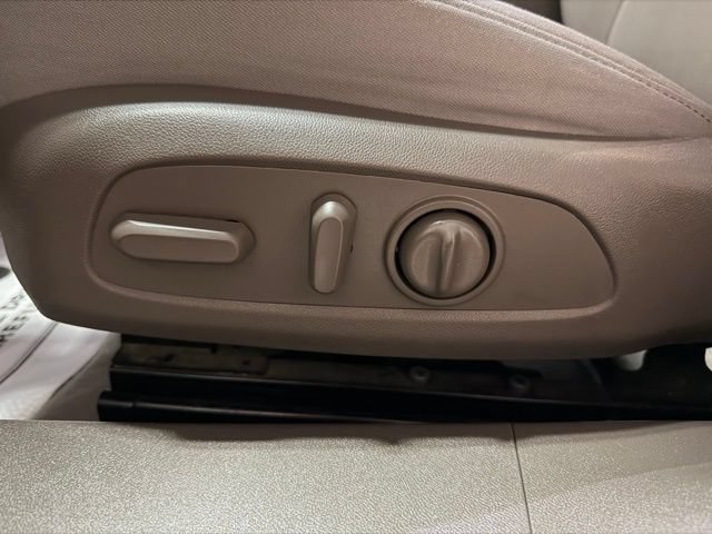 Used 2020 Chevrolet Malibu LT FWD image 16