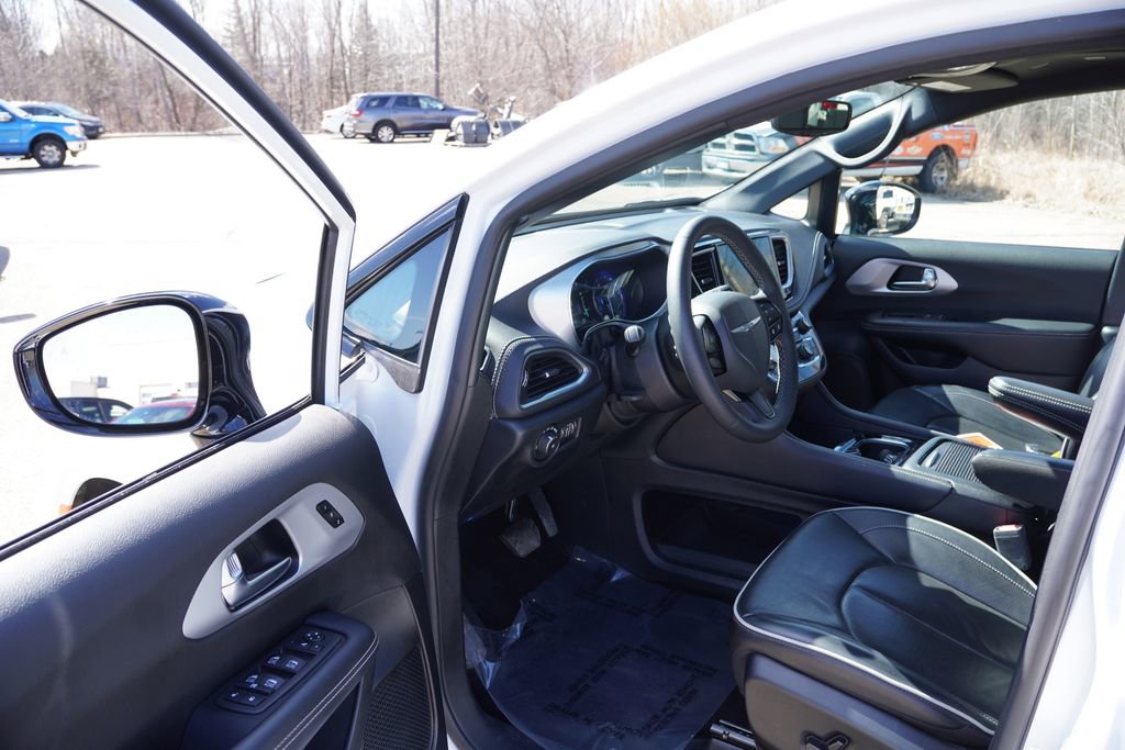 Used 2025 Chrysler Pacifica Limited image 14