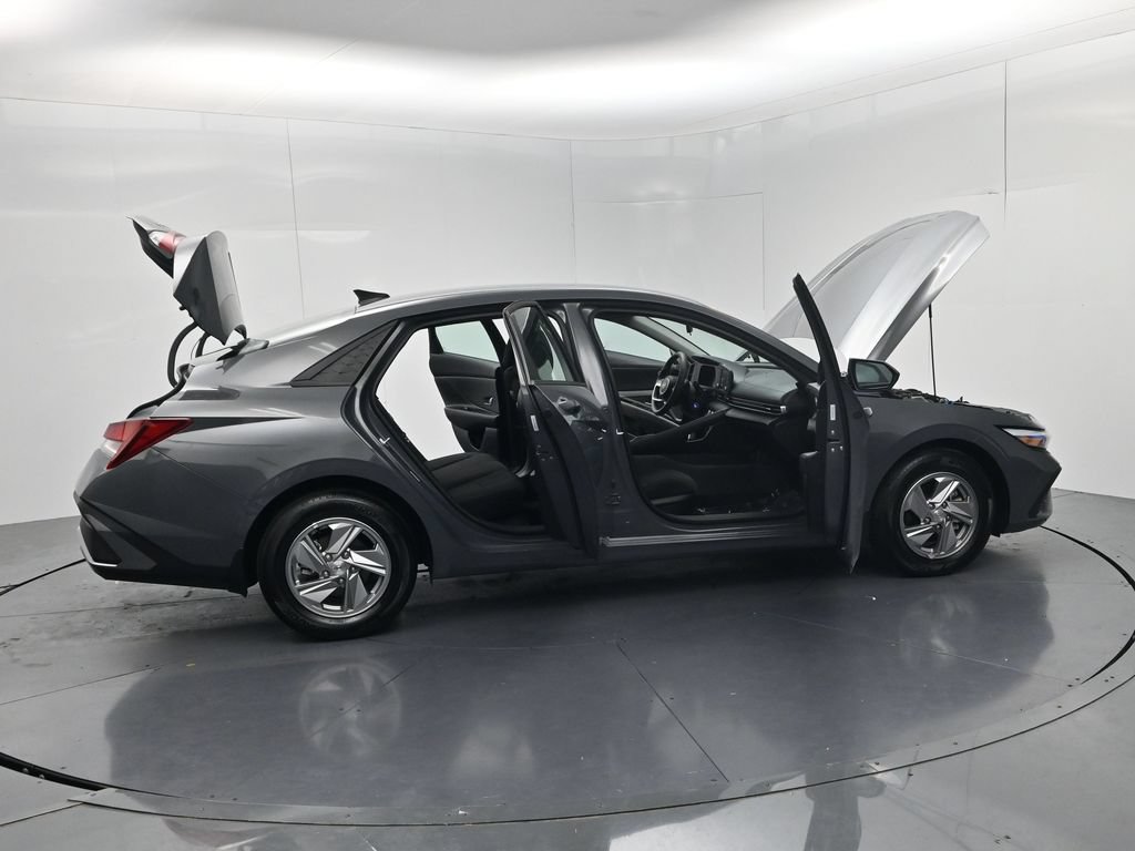Used 2025 Hyundai Elantra SE FWD image 54