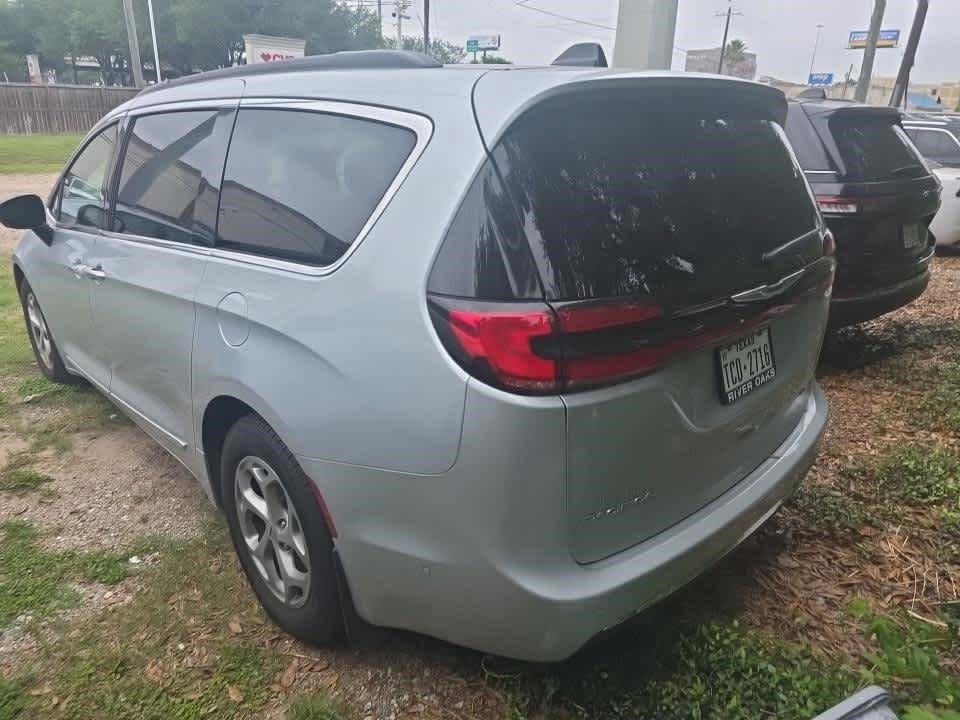Used 2023 Chrysler Pacifica Limited w/ Uconnect Theater Family Group FWD image 5