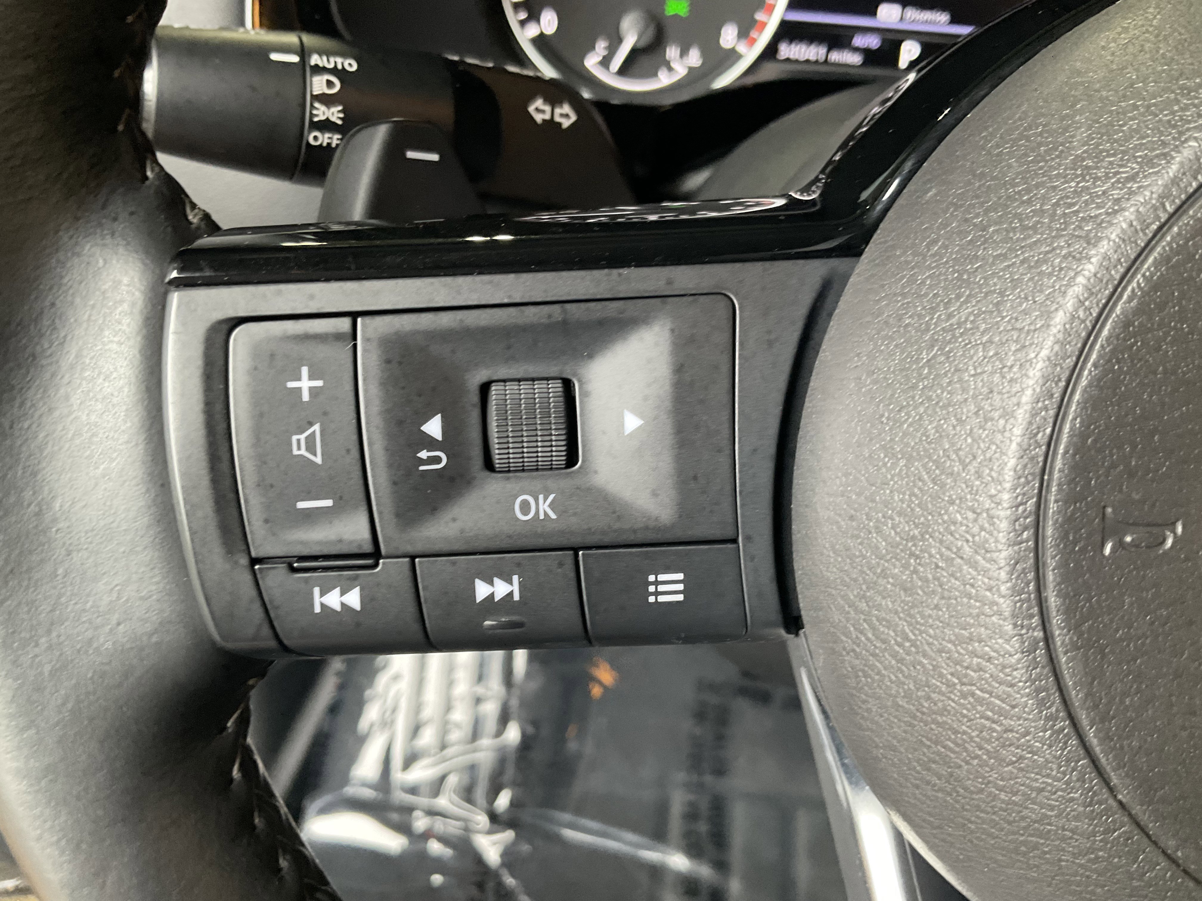 Used 2025 Nissan Pathfinder SL image 32