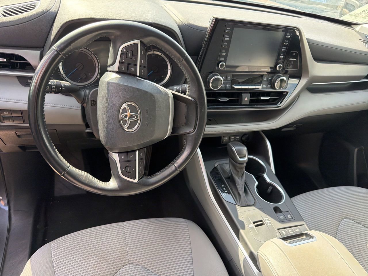 Used 2022 Toyota Highlander LE image 11