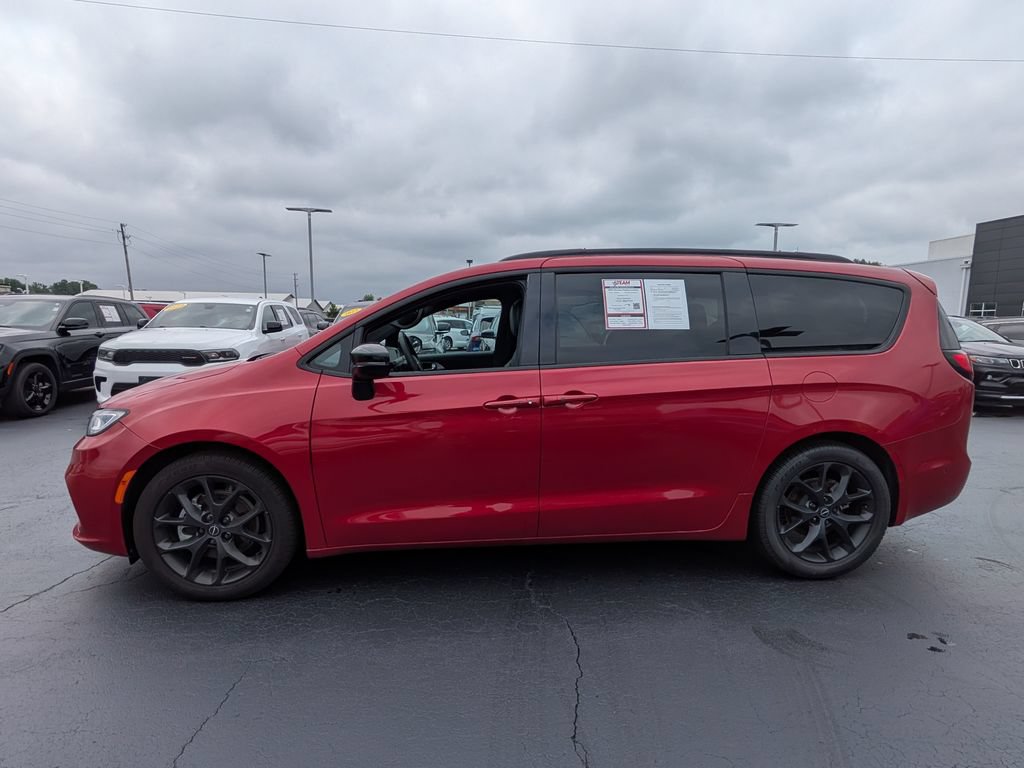 Used 2025 Chrysler Pacifica Limited FWD image 5
