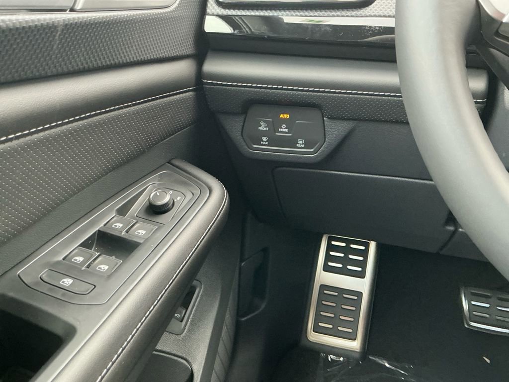 New 2026 Volkswagen Atlas Cross Sport SEL R-Line image 18