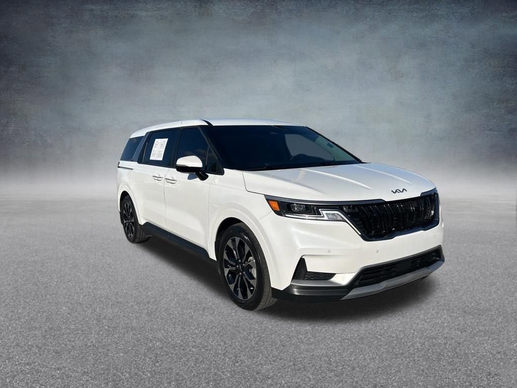 Used 2023 Kia Carnival EX image 2