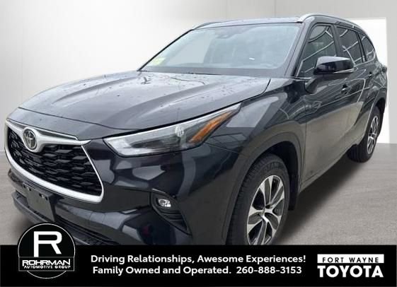 Used 2025 Toyota Highlander XLE image 3