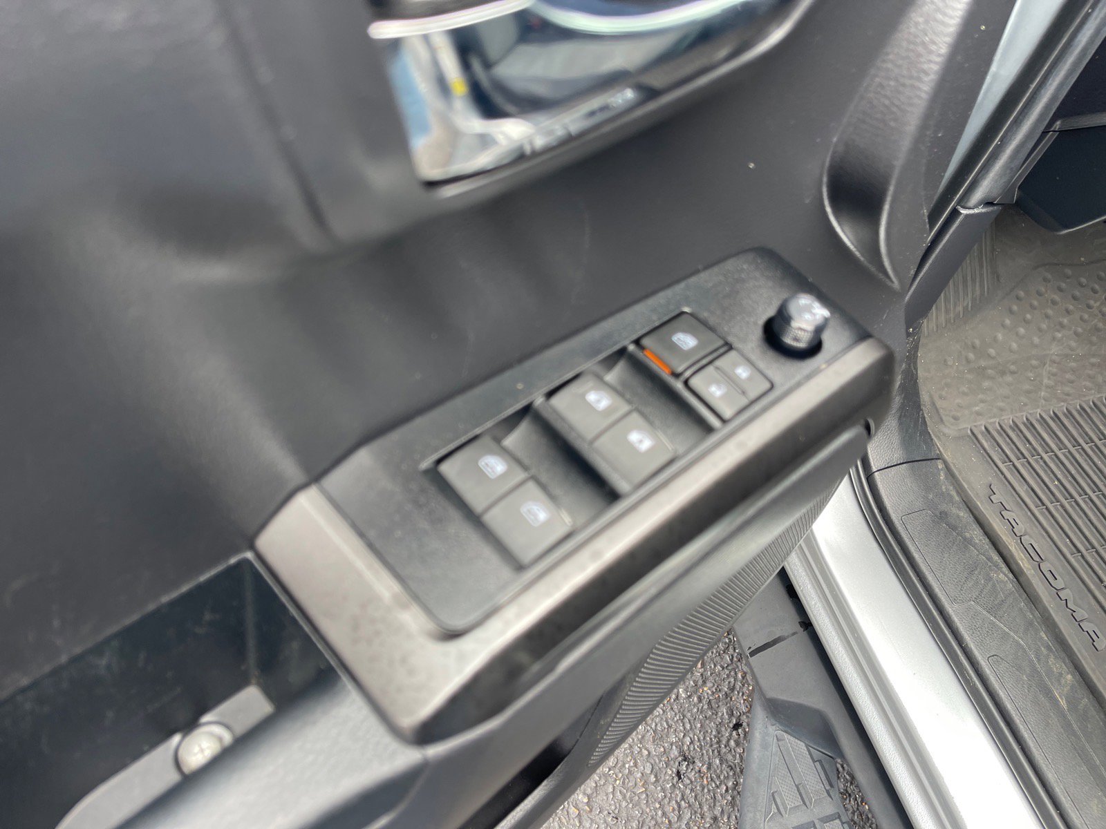 Used 2022 Toyota Tacoma TRD Off-Road w/ Technology Package image 8