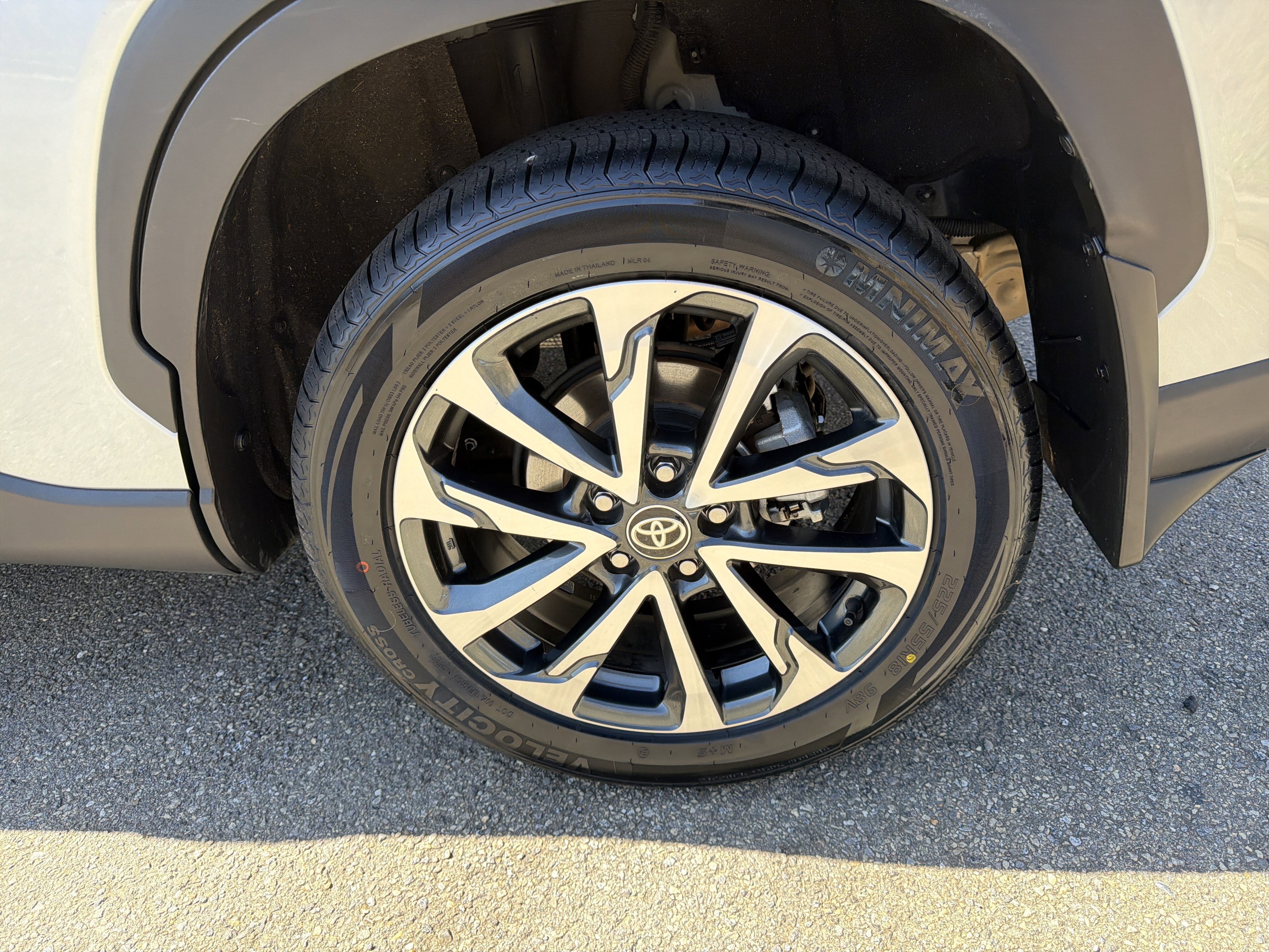 Used 2024 Toyota Corolla Cross XLE w/ Convenience Package image 20