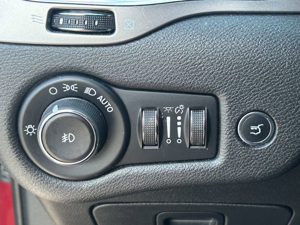 Used 2019 Jeep Cherokee Latitude Plus w/ Comfort/Convenience Group FWD image 24
