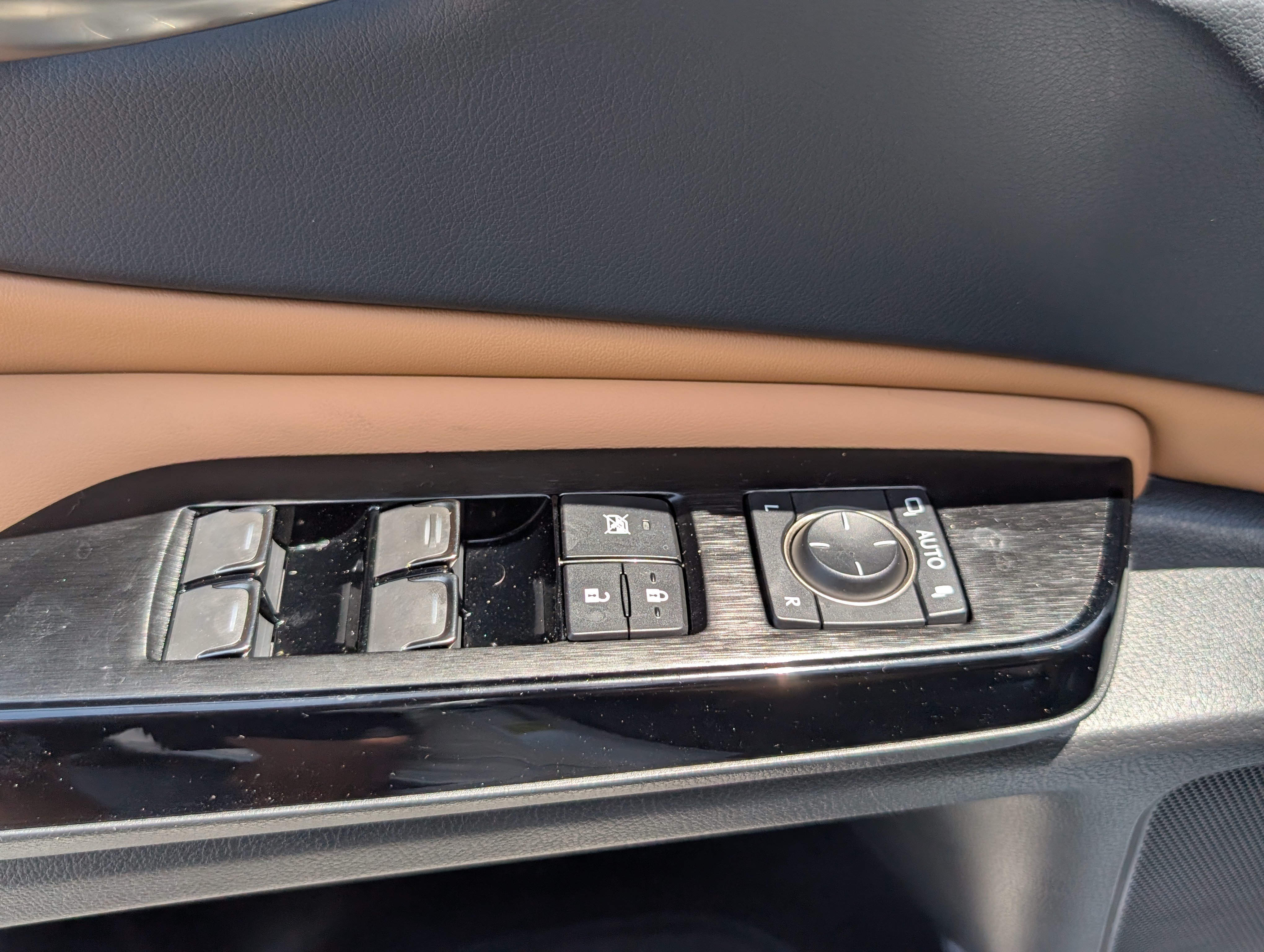 Used 2024 Lexus ES 300h Ultra Luxury w/ Accessory Package (Z2) FWD image 20