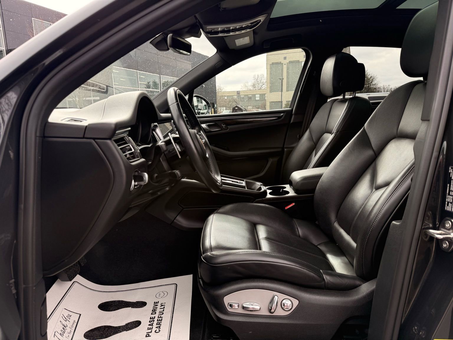 Used 2022 Porsche Macan image 44