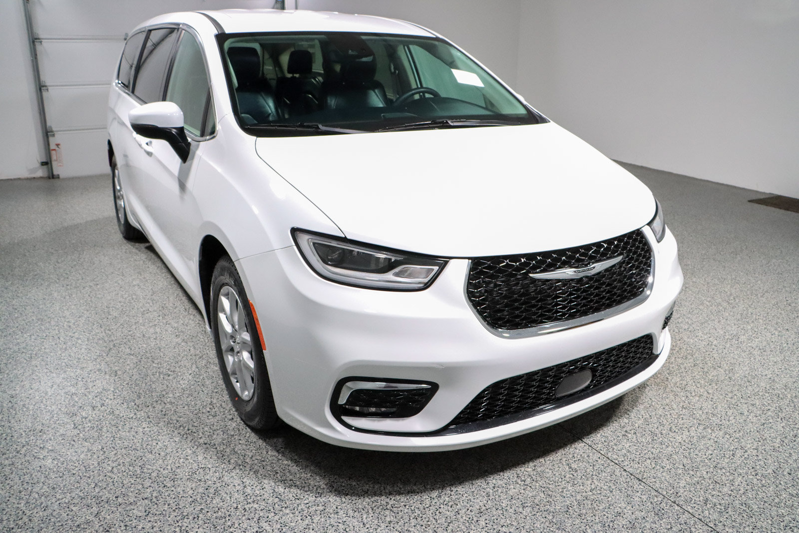 Used 2023 Chrysler Pacifica Touring-L FWD image 5