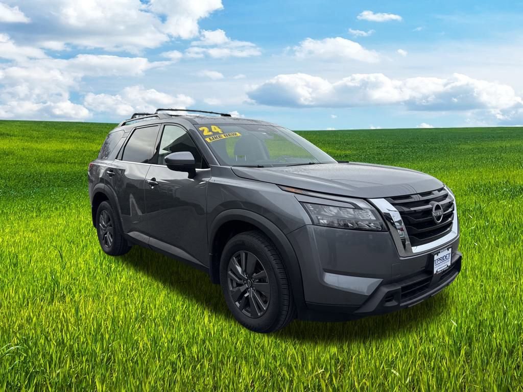 Used 2024 Nissan Pathfinder SV image 3