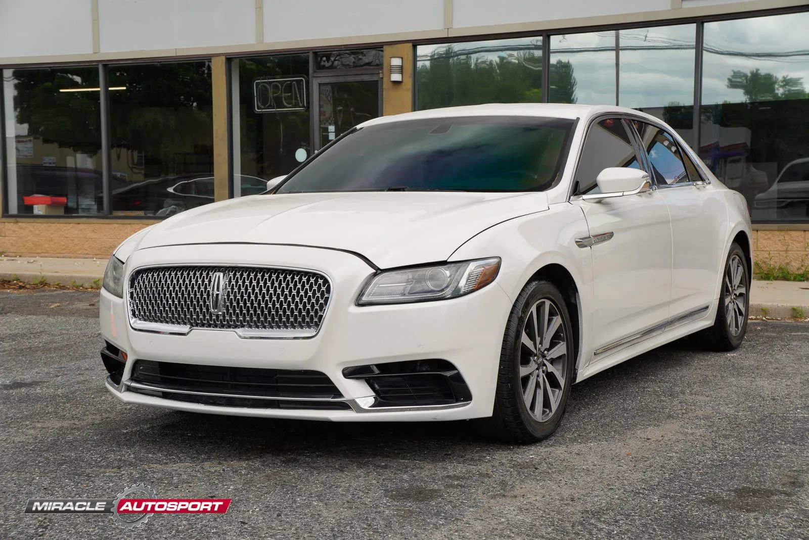 Used 2018 Lincoln Continental Premiere FWD image 3
