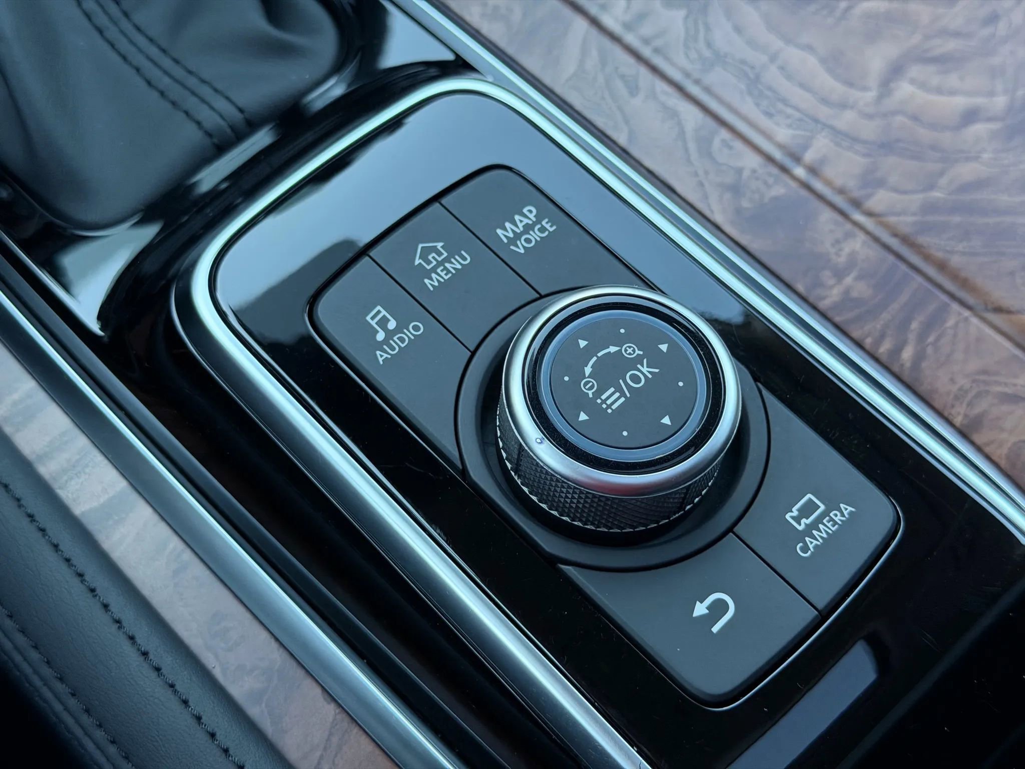 Used 2024 Nissan Armada SL w/ Captain's Chairs Package image 40