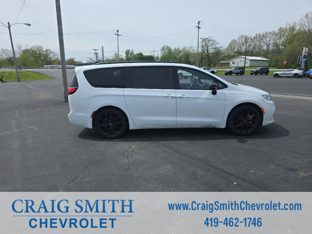 Used 2025 Chrysler Pacifica Limited FWD image 7