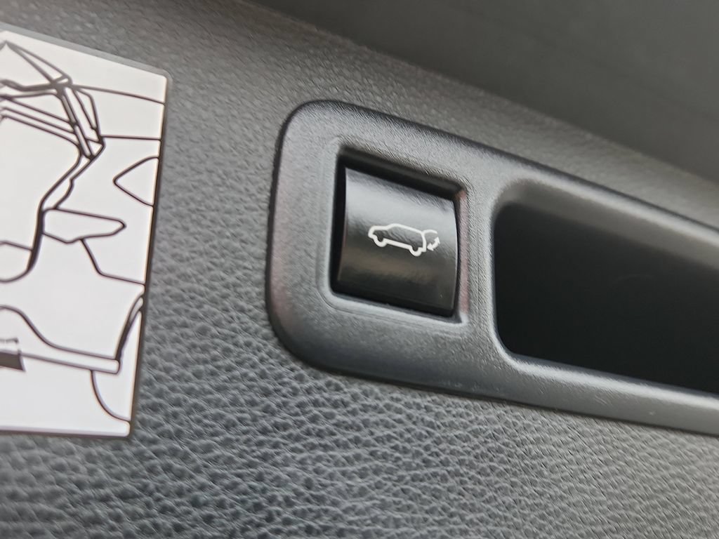 Used 2024 Toyota Highlander XLE AWD/4WD image 12