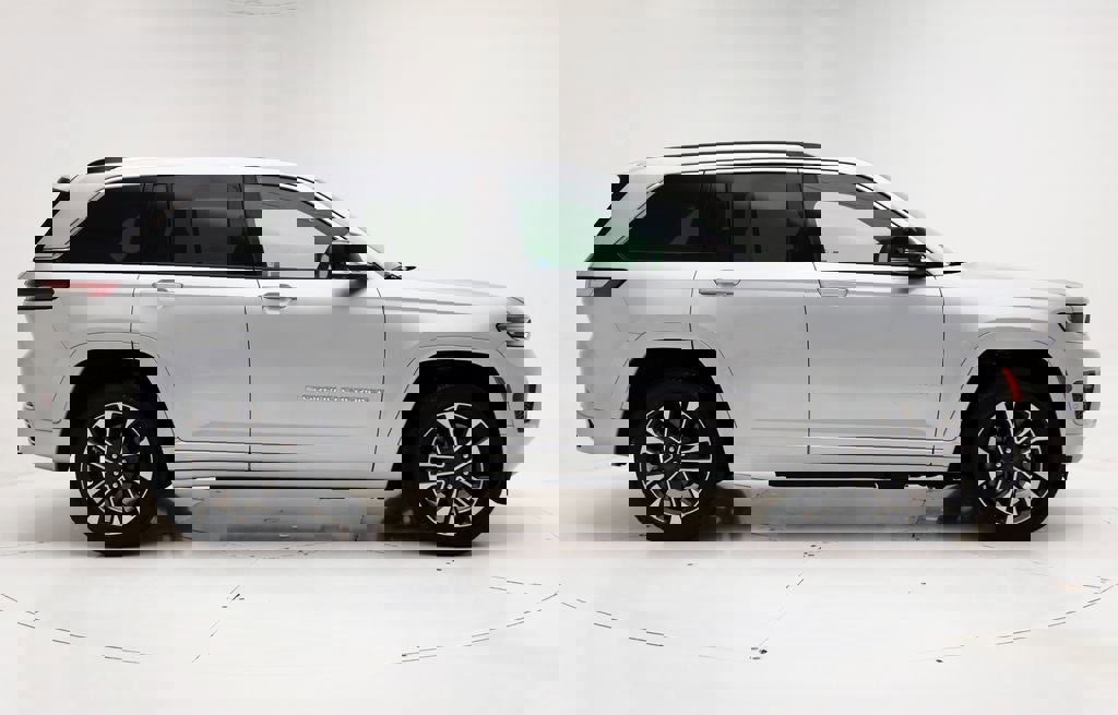 Used 2023 Jeep Grand Cherokee Overland w/ Advanced Protech Group III AWD/4WD image 3