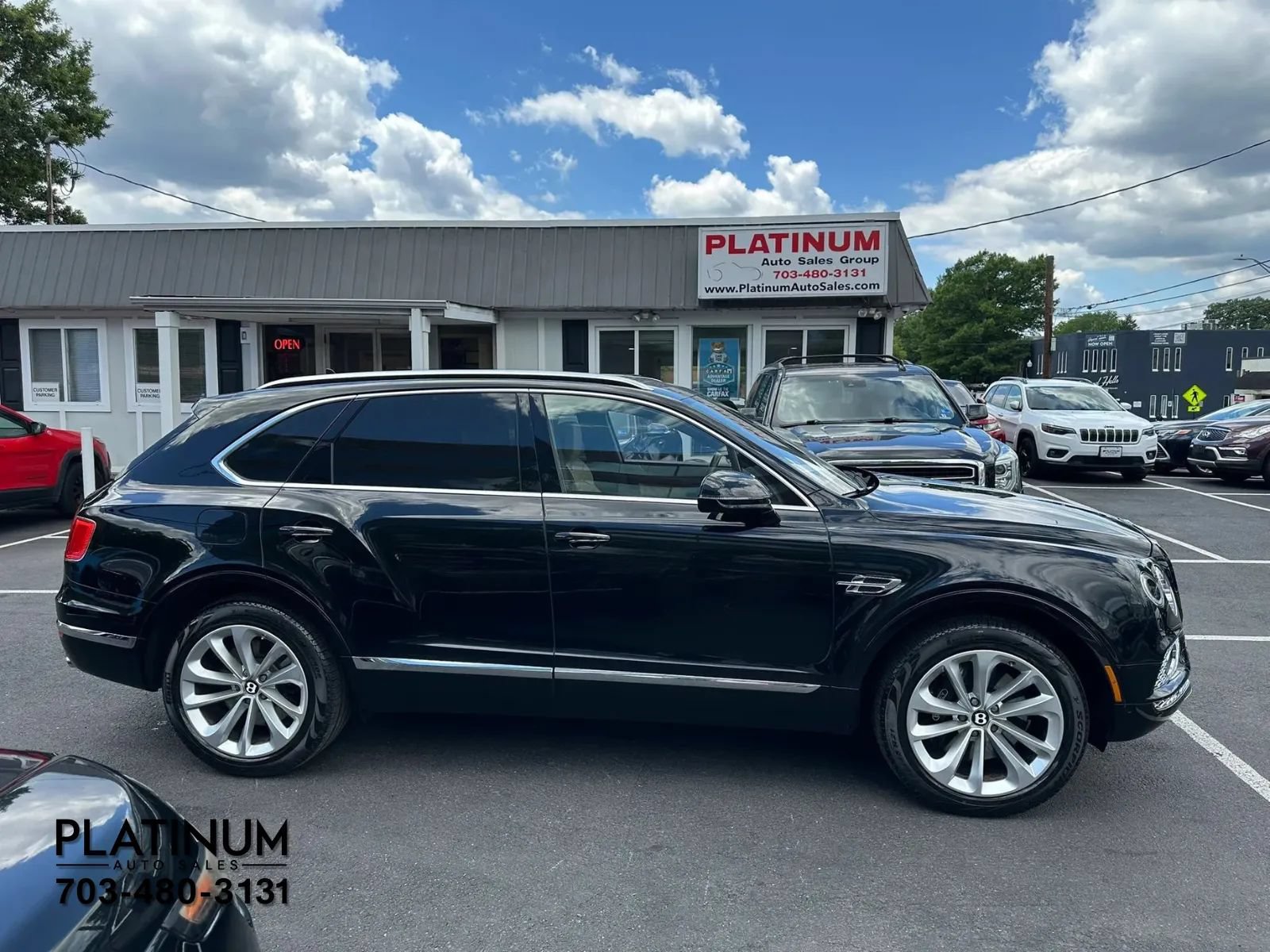 Used 2017 Bentley Bentayga AWD/4WD image 2