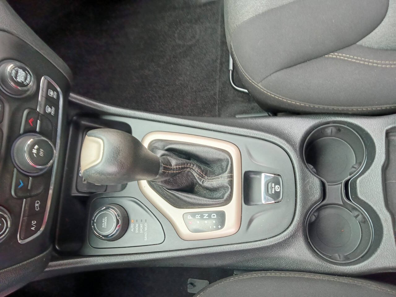 Used 2018 Jeep Cherokee Latitude w/ Cold Weather Group AWD/4WD image 19