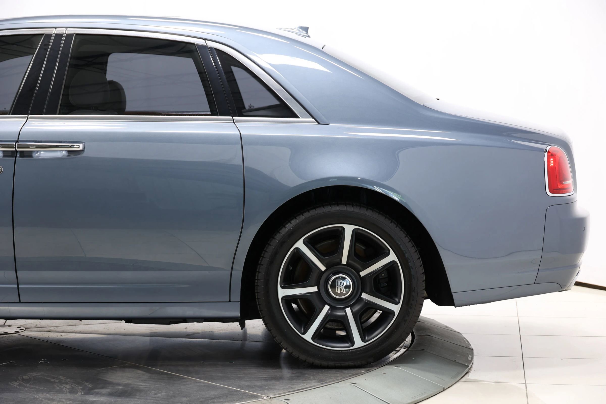 Used 2011 Rolls-Royce Ghost image 9