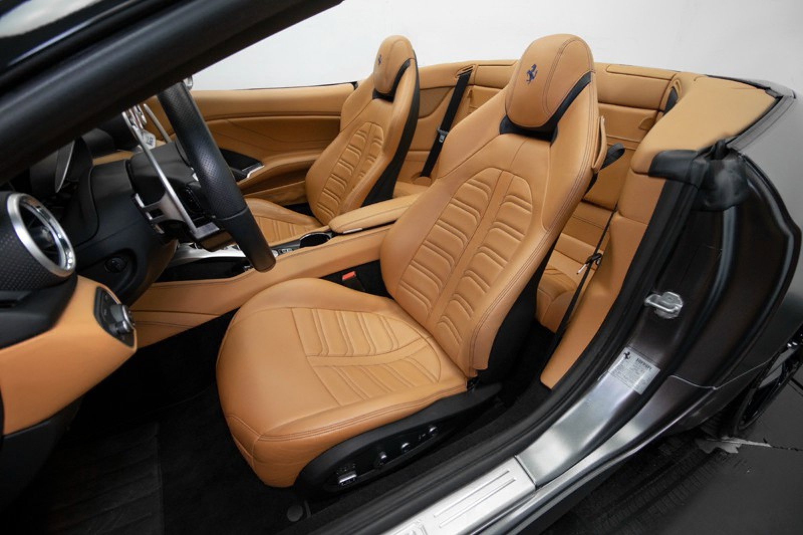 Used 2016 Ferrari California T RWD image 3