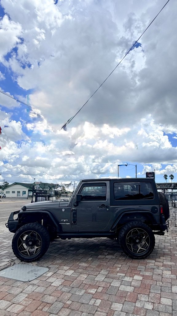Used 2018 Jeep Wrangler Sahara w/ Connectivity Group AWD/4WD image 6